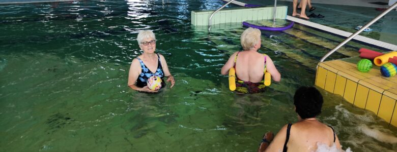 Seniorzy na basenie